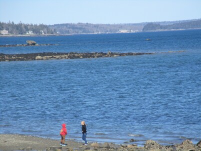 HIDDEN GEM !5 MILE TO Beach, 14 Mile to Acadia, Shopping, Bar Harbor, Hiking,