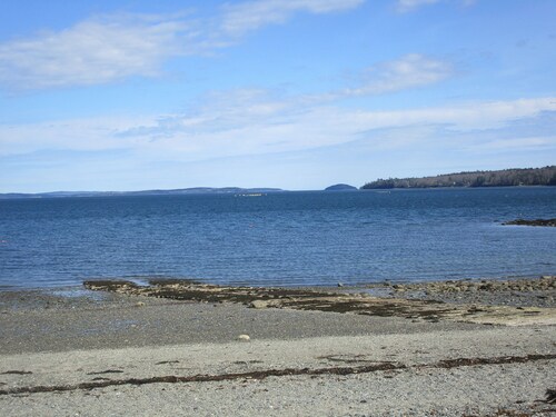 HIDDEN GEM !5 MILE TO  Beach, 14 Mile to Acadia, Shopping, Bar Harbor, Hiking, 