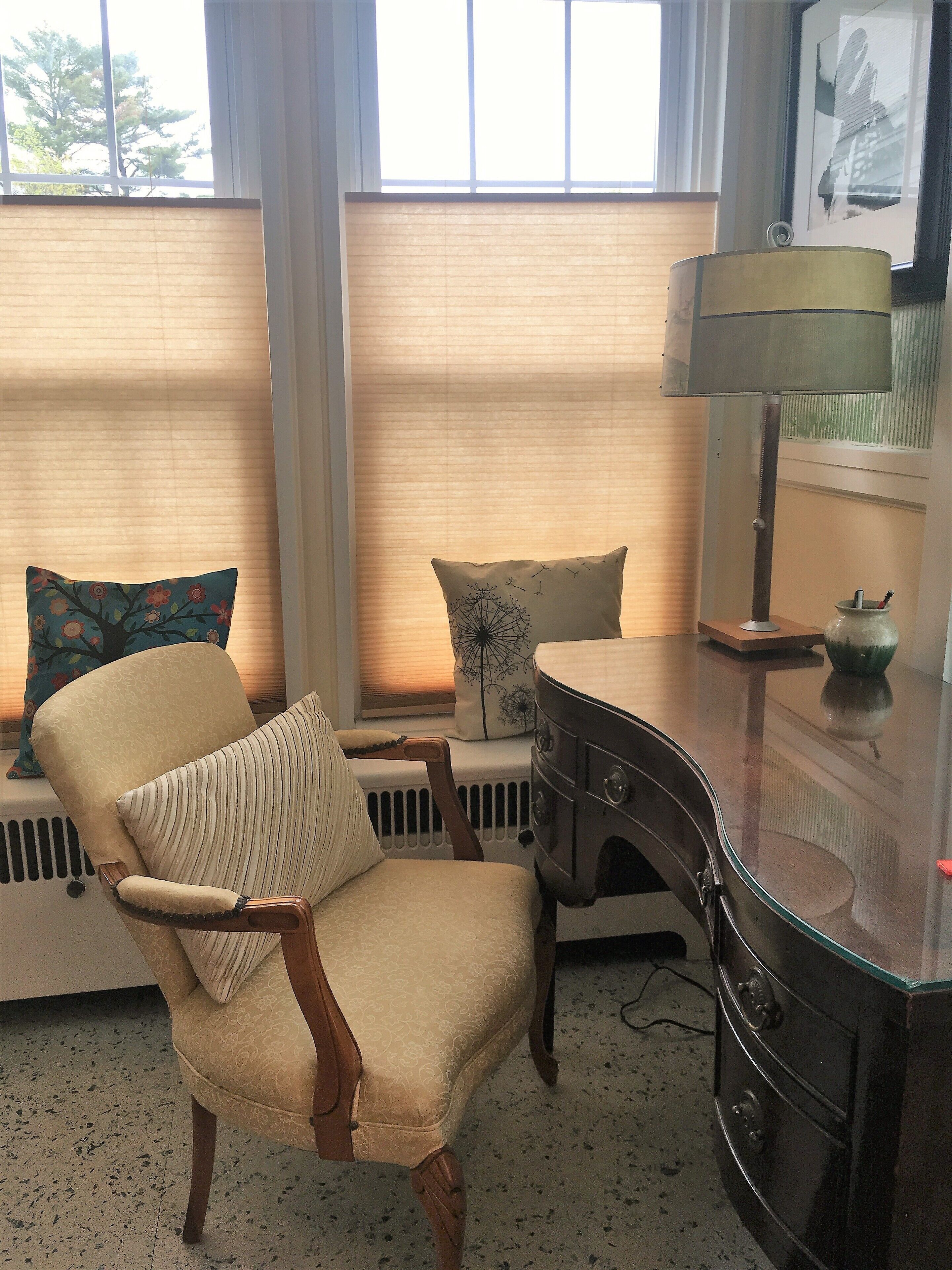 Right in town! walk to coffee shops, restaurants and much more!