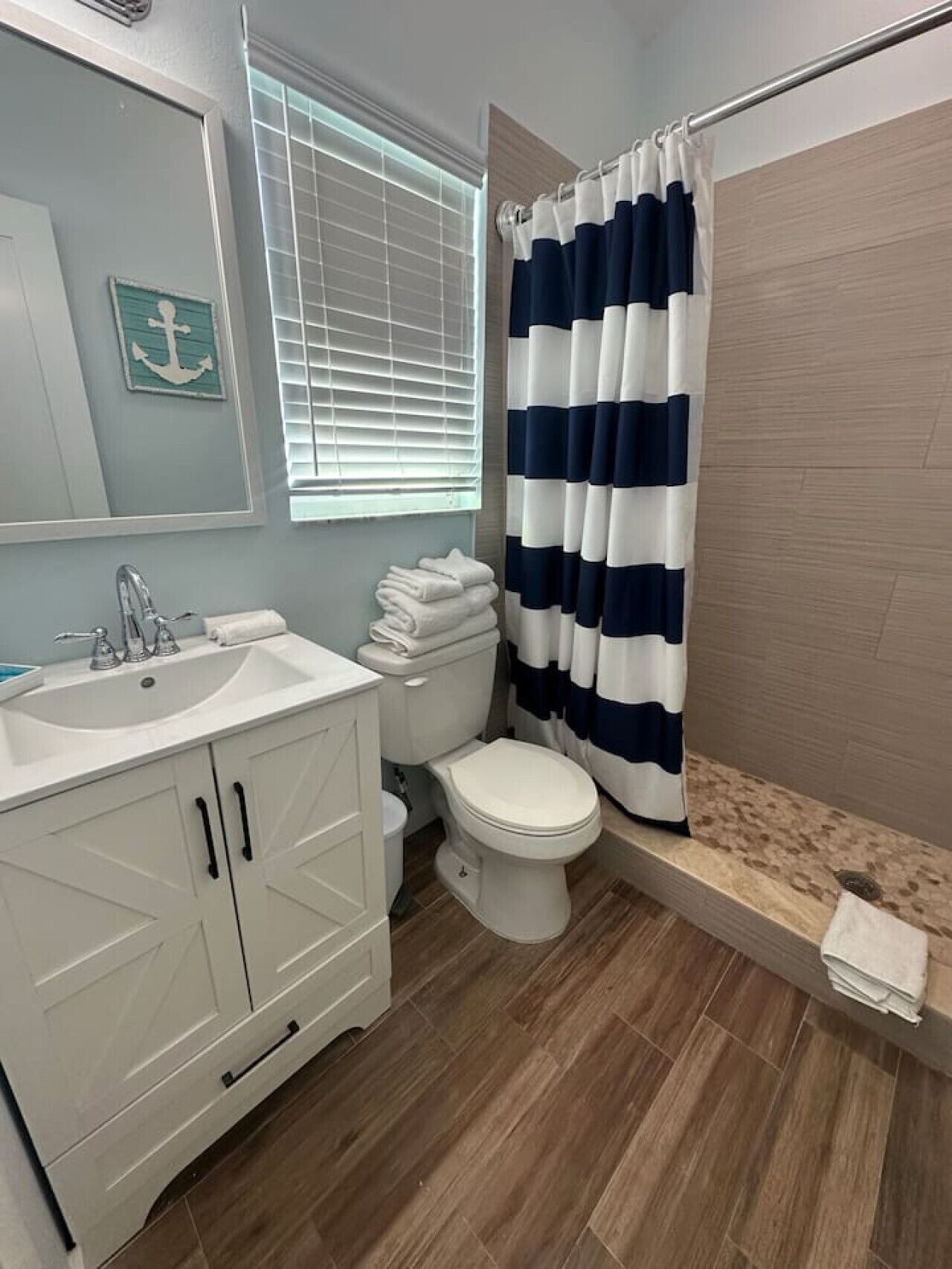 Douche, sèche-cheveux, serviettes fournies