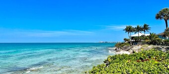 Walk to beach. Pool. Daily Rentals V2