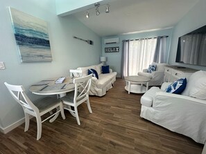 Smart TV - Walk to beach. Pool view. Daily rentals V2 (Sarasota)