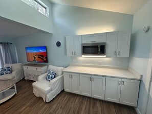 Interior - Walk to beach. Pool view. Daily rentals V2 (Sarasota)