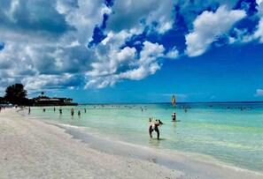 Beach nearby - Walk to beach. Pool view. Daily rentals V2 (Sarasota)