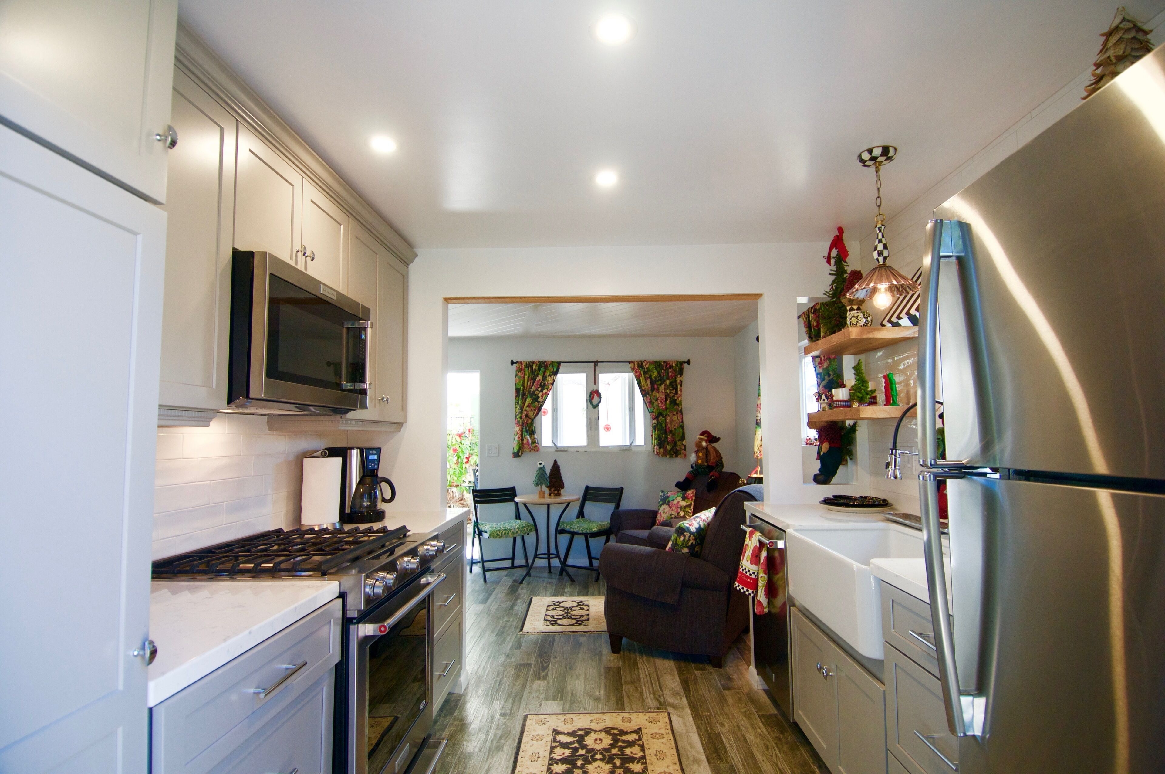 Charming garden Hideaway apartment in Belmont Heights. Abundant outdoor seating.