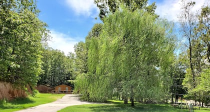 Luxury-mökki Beaver-järvellä, jossa on valtava kansi, yksityinen uinti ja venelaituri