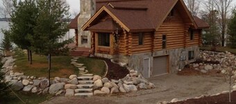 Upea 3 Bdrm hirsimökki Premier-järvellä, kauniit näkymät