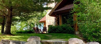 美しい景色を望むプレミアレイクの豪華な3ベッドルームログキャビン