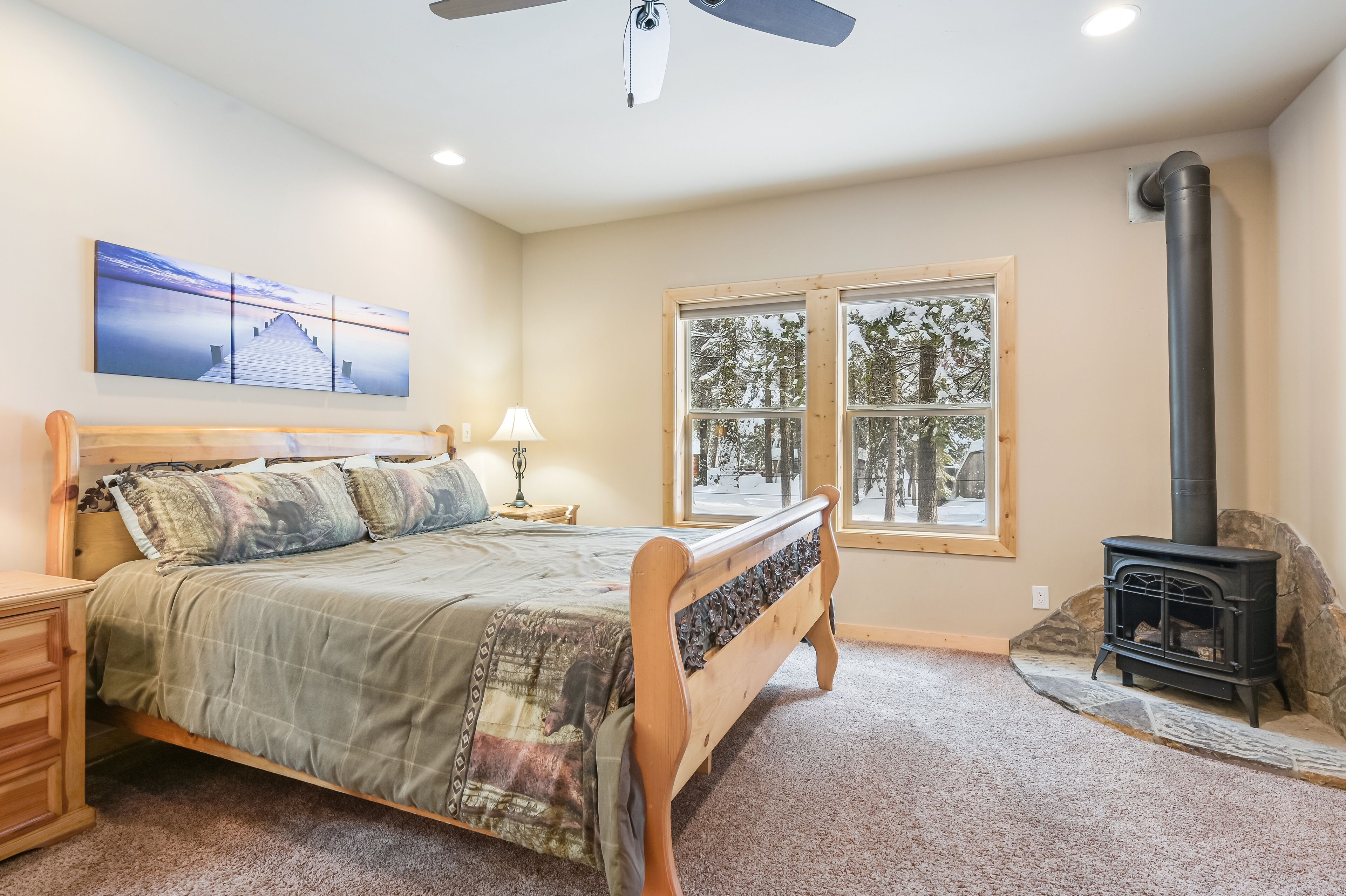 4 bedrooms, desk, iron/ironing board, WiFi (free)