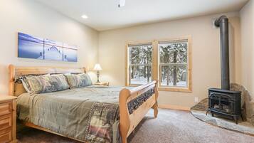 4 bedrooms, desk, iron/ironing board, WiFi (free)