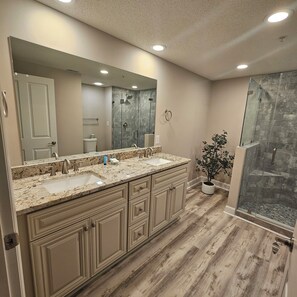 Shower, hair dryer, towels, soap - EXCEPTIONAL OCEANFRONT VILLA - NEW MASTER BATH, WINDOWS, APPLIANCES - THE BEST! (Hilton Head Island)
