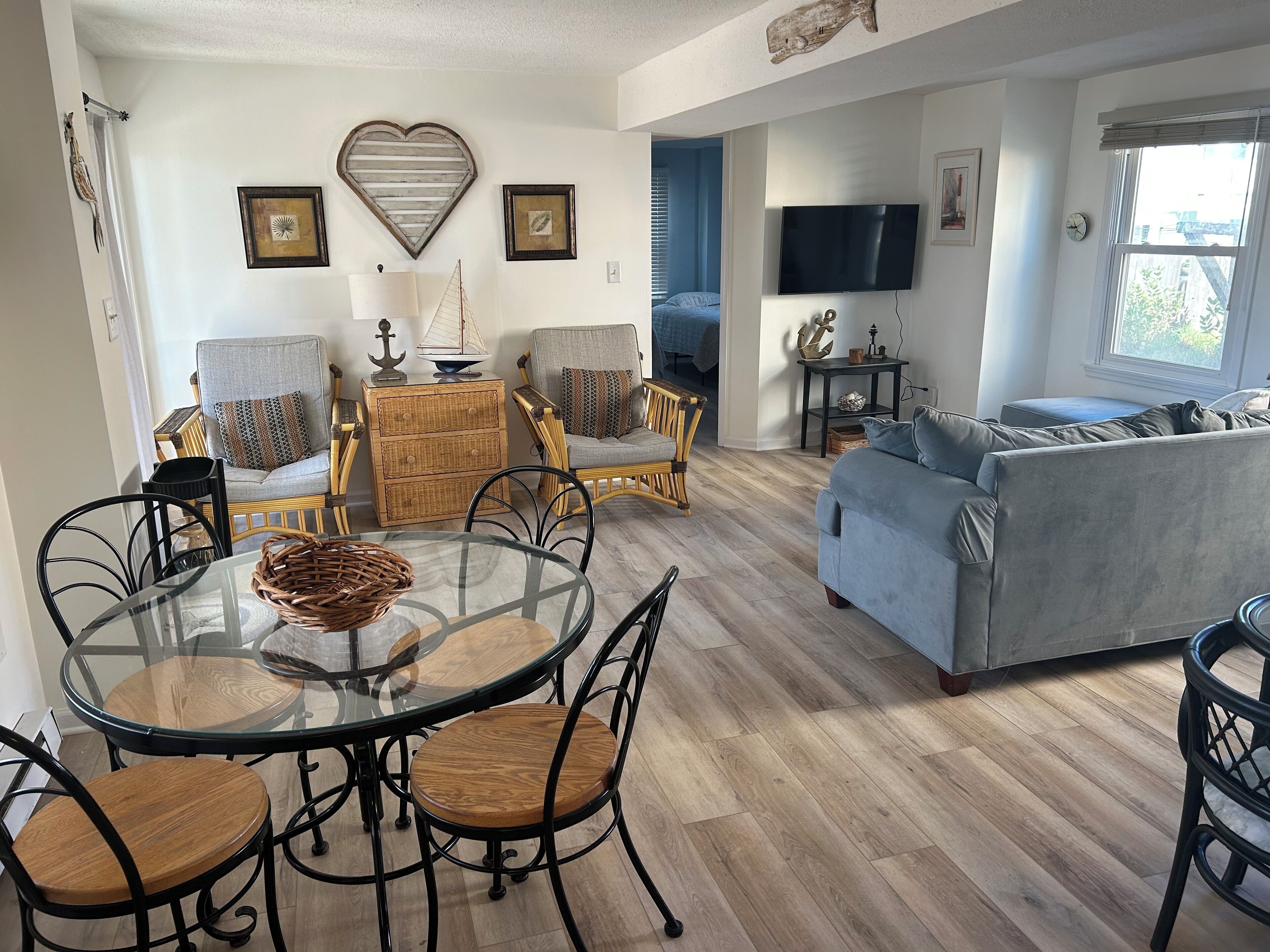 OPEN FLOOR PLAN
Surrounded by windows.
Tons of natural light and cross breezes.