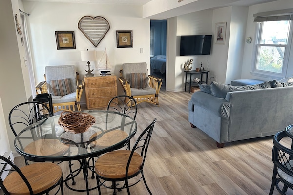 OPEN FLOOR PLAN
Surrounded by windows.
Tons of natural light and cross breezes.