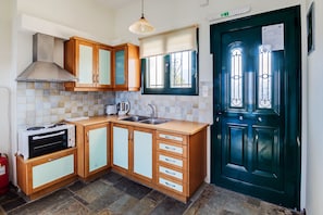 Fridge, oven, stovetop, coffee/tea maker