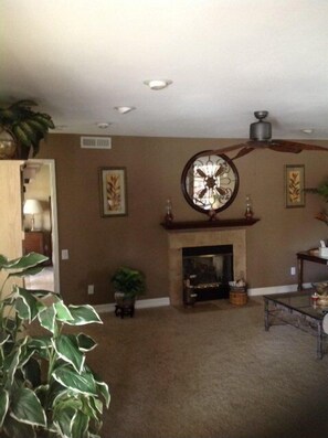 Interior - Welcome To The Beautiful San Jacinto Valley (San Jacinto)