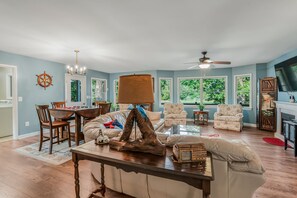 Smart TV, fireplace, books - Waterfront 4 Bed 3 Bath Sleeps 8 - Free River Cruise with Week Long Rental (Heathsville)