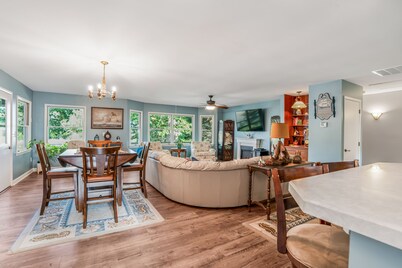 Waterfront 4 Bed 3 Bath Sleeps 8 - Free River Cruise with Week Long Rental