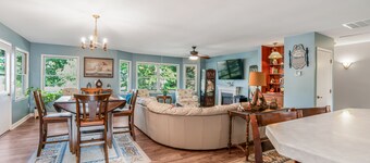 Waterfront 4 Bed 3 Bath Sleeps 8 - Free River Cruise with Week Long Rental