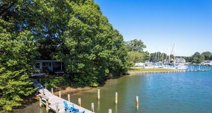 Waterfront 4 Bed 3 Bath Sleeps 8 - Free River Cruise with Week Long Rental