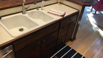 5 bedrooms, iron/ironing board, free WiFi, bed sheets