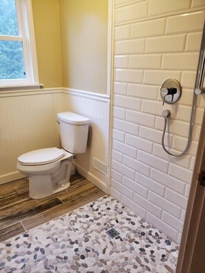 Shower, hair dryer, towels, toilet paper - Papa’s Lake House, Quiet Retreat, Main Part Of Greater Bass Lake , Sleeps 12-14 (Greater Bass Lake)