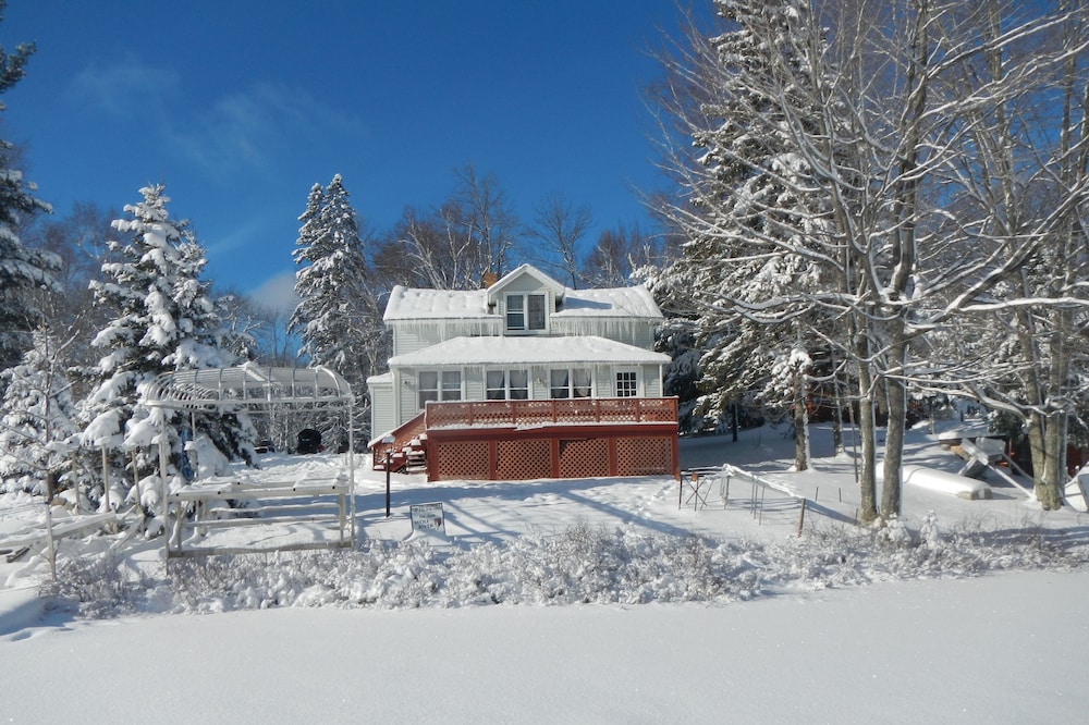 Papa’s Lake House, Quiet Retreat, Main Part Of Greater Bass Lake , Sleeps 12-14