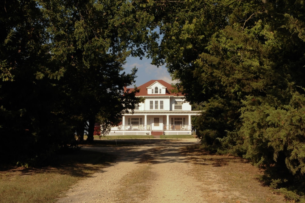 Keene Road Country Estate with Rustic Barns