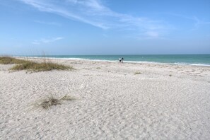 Am Strand, Liegestühle, Strandtücher