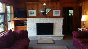 Una Smart TV, una chimenea, servicios de streaming