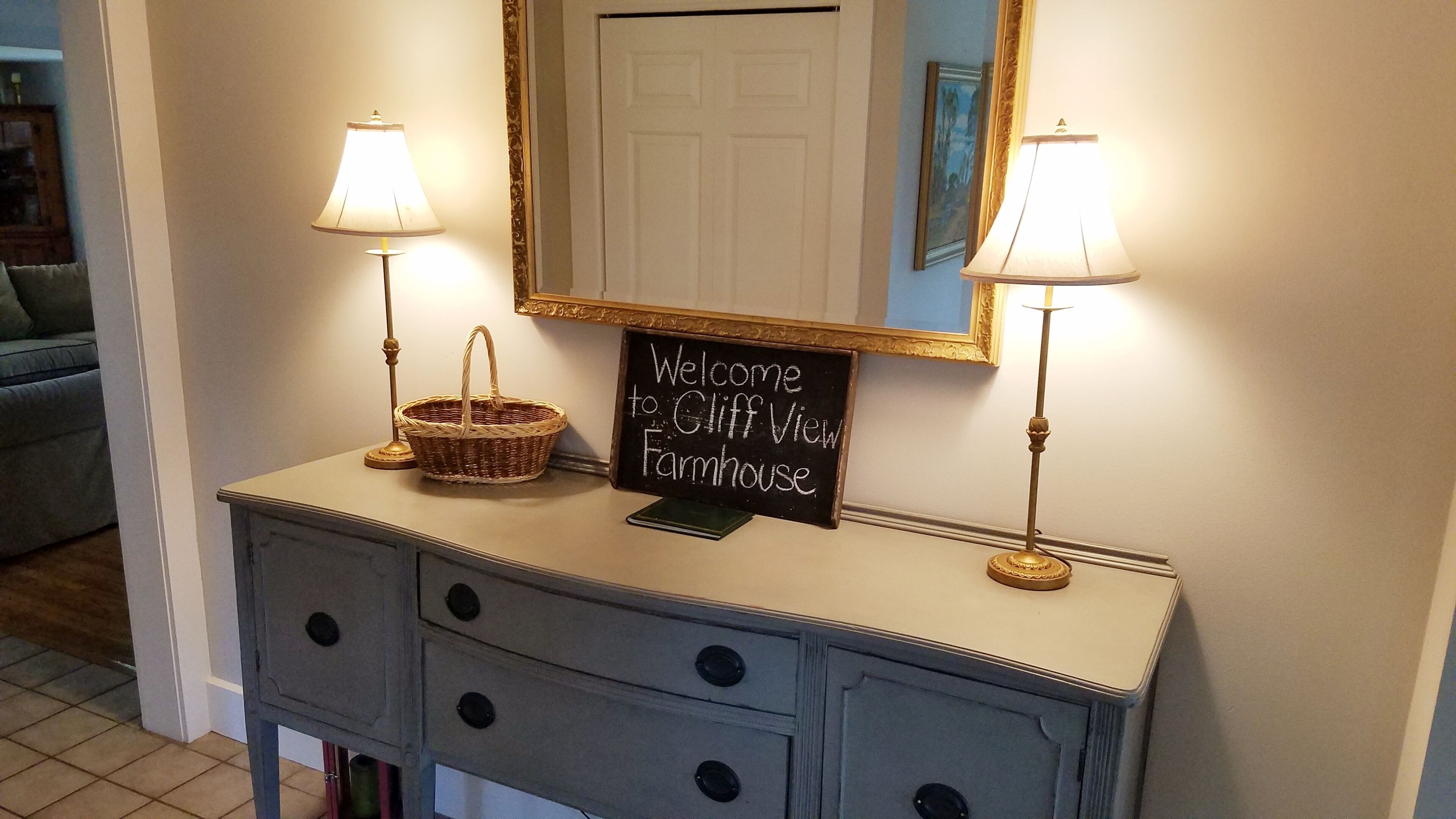 The Cliffview Farmhouse in the Heart of Horse Country!