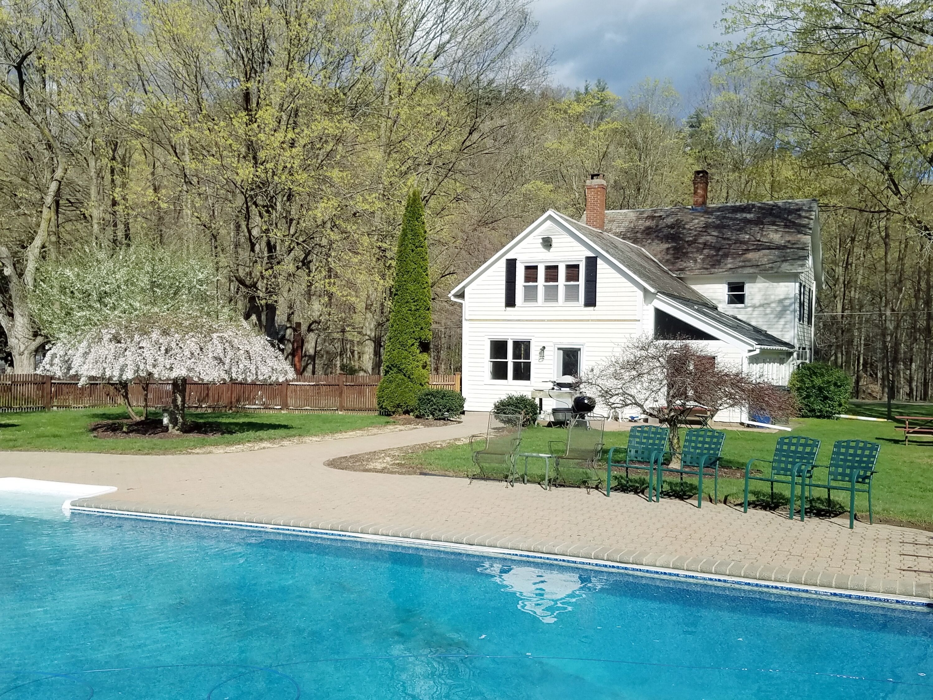 The Cliffview Farmhouse in the Heart of Horse Country!