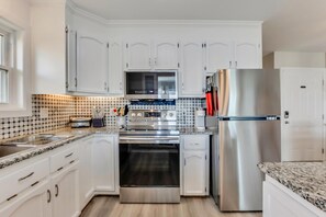 Fridge, microwave, stovetop, dishwasher - ☀️The Sandcastle: Oceanfront w/ Panoramic Views☀️ (Carolina Beach)