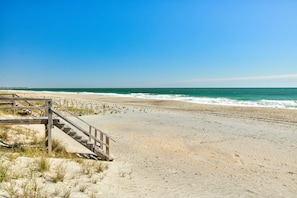 På stranden