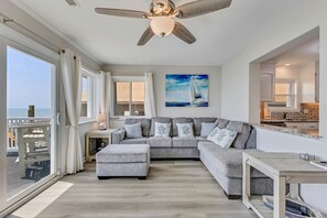 TV - ☀️The Sandcastle: Oceanfront w/ Panoramic Views☀️ (Carolina Beach)