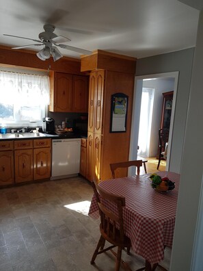 Fridge, microwave, oven, stovetop - Ocean Front House in Newfoundland (Cook's Harbour)