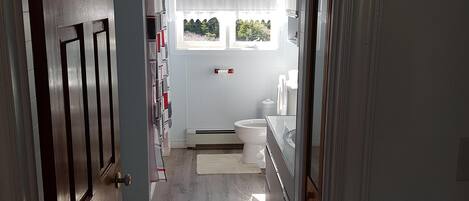 Ensemble douche/baignoire, baignoire Ă jets, serviettes fournies
