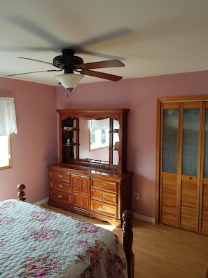 3 bedrooms, iron/ironing board, free WiFi, bed sheets