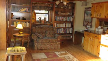 Una televisión, un reproductor de DVD, una mesa de tenis de mesa, libros