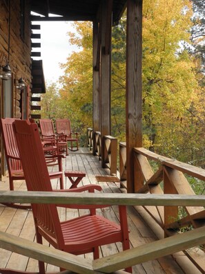Terrace/patio - Buffalo Lodge, Secluded Log Cabin near Buffalo National River (Jasper)