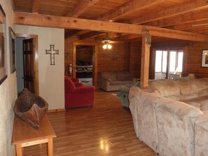 TV, DVD player, table tennis, books - Buffalo Lodge, Secluded Log Cabin near Buffalo National River (Jasper)