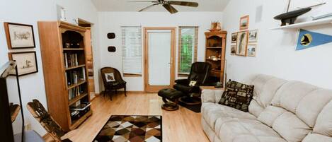 تلفزيون ذكي، مدفأة، كُتُب، مكتبة موسيقى