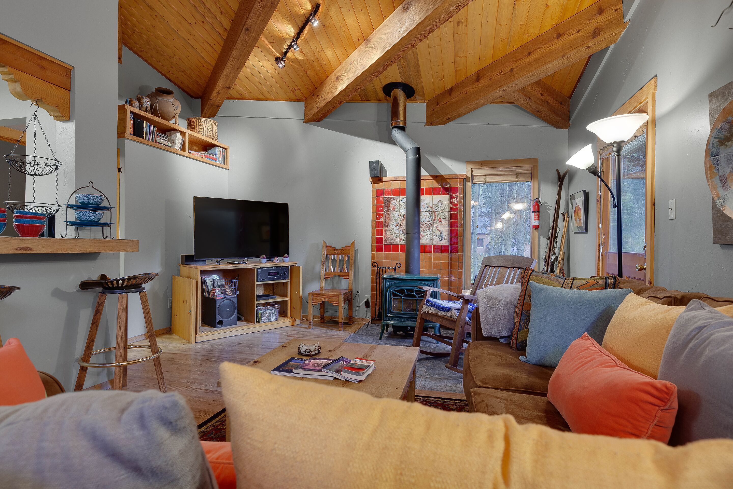Televisión, chimenea, reproductor de DVD y biblioteca musical 