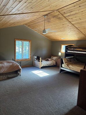 4 bedrooms, free WiFi, bed sheets - Great Home in Tahoe Donner 
5 Min walk to  Cross Country Lodge &Alder Creek Cafe (Truckee)