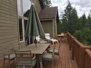 Outdoor dining - Great Home in Tahoe Donner 
5 Min walk to  Cross Country Lodge &Alder Creek Cafe (Truckee)
