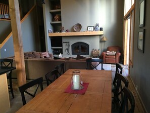 Dining - Great Home in Tahoe Donner 
5 Min walk to  Cross Country Lodge &Alder Creek Cafe (Truckee)