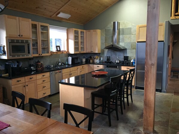 Fridge, microwave, oven, stovetop - Great Home in Tahoe Donner 
5 Min walk to  Cross Country Lodge &Alder Creek Cafe (Truckee)