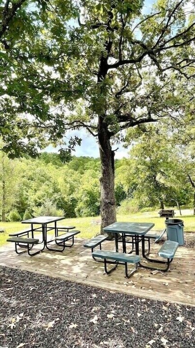 Next To SDC & Table Rock Lake. 20ft Patio. King Master 2BR 2BA.Full Size Kitchen