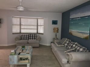 Smart TV - Newly Renovated Coastal Style house (Sebastian)
