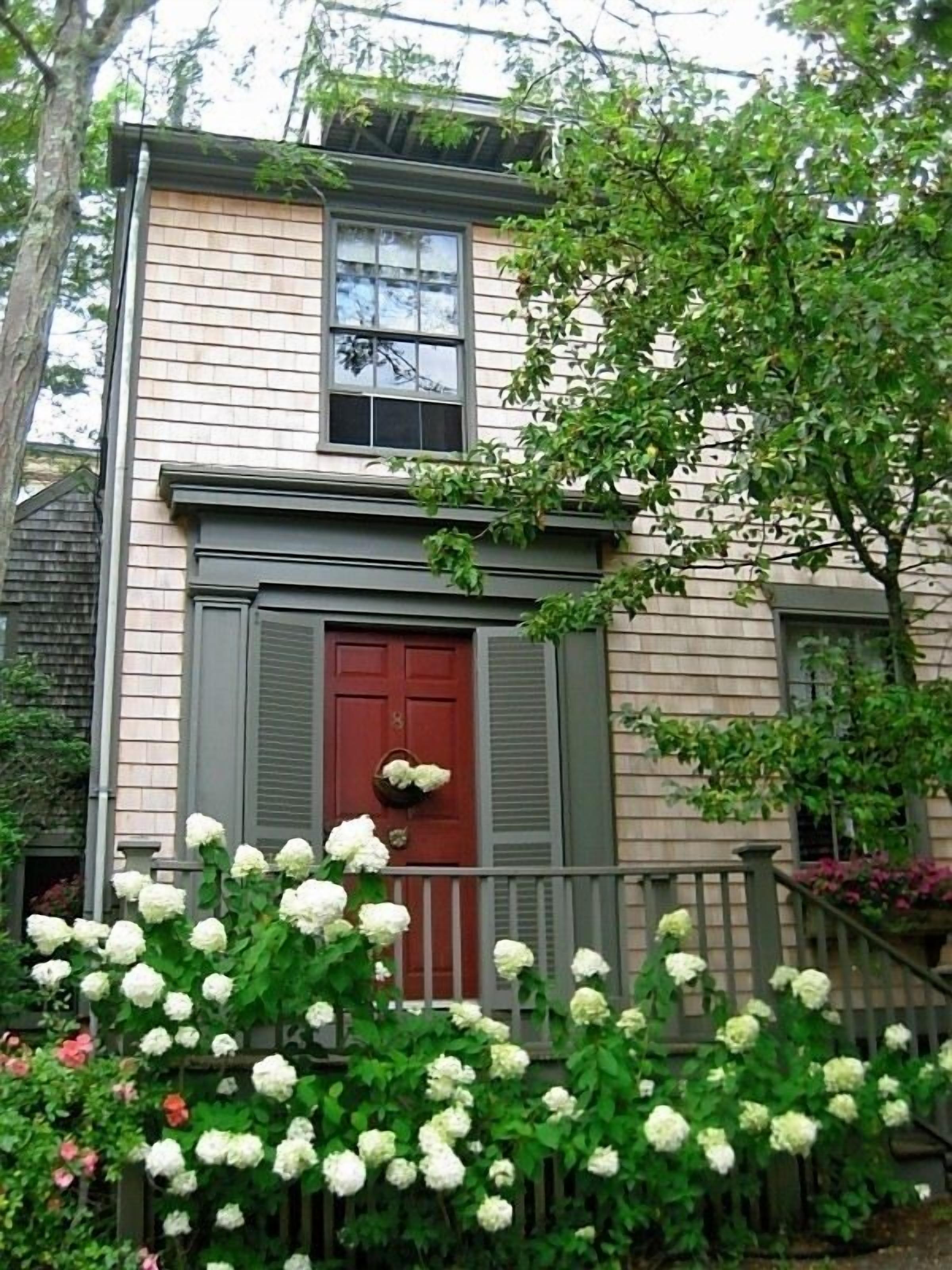 Spacious & Historic: Classic Nantucket Home with Large Garden, Charm & Elegance