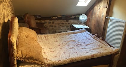 Magical Tower Views, Garden Patio, Steps to Historical Village Centre, Kids OK